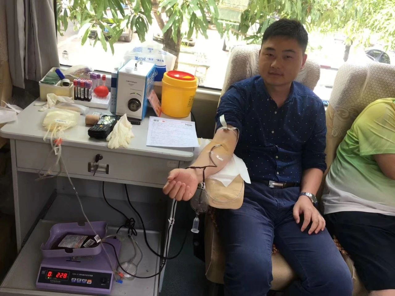 2023年度精神文明好人好事风采展⑪连续二十年的不间断“输出”：上海市中西医结合医院卢伟事迹